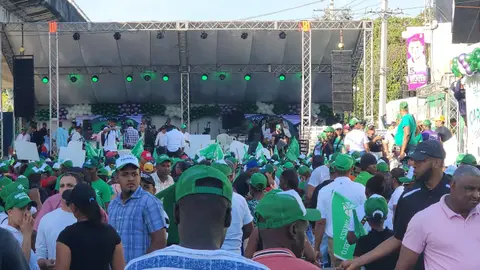 Lío previo a iniciar acto de cierre de campaña de Carlos Guzmán